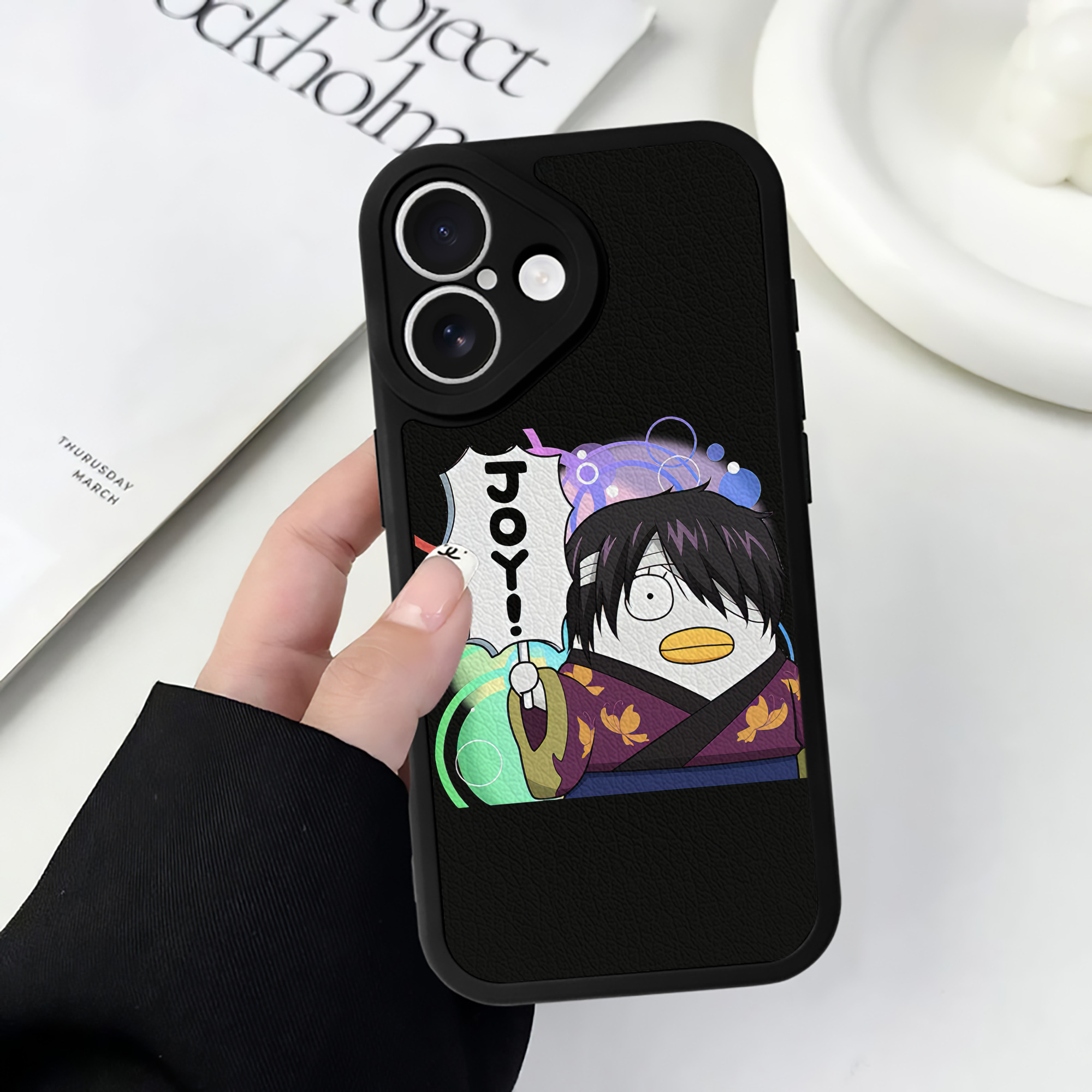 （画像用） ぎんたま 坂田銀時（さかたぎんとき） 神楽 志村新八（しむら しんぱち） GINTAMA Sakata Gintoki Kagura Shimura Shinpachi 【iPhone 16シリーズ対応】シリコンスマホケース（レザー調） 材質：シリコン